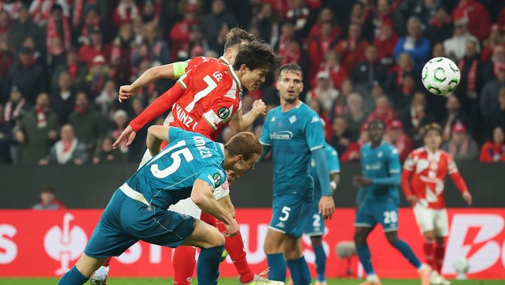 MAINZ, GERMANY - NOVEMBER 06: Lee Jae-Sung of 1.FSV Mainz 05 scores his team's second goal during the UEFA Conference League 2025/26 League Phase MD3 match between 1. FSV Mainz 05 and ACF Fiorentina at Mainz Arena on November 06, 2025 in Mainz, Germany. (Photo by Alex Grimm/Getty Images) Fiorentina, quinta rimonta fra campionato e coppa - immagine 1