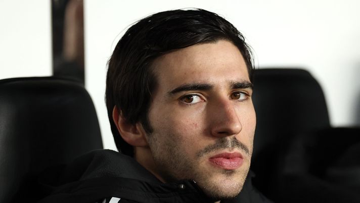 NEWCASTLE UPON TYNE, ENGLAND - DECEMBER 17: Sandro Tonali of Newcastle United looks on from the substitutes bench during the Carabao Cup Quarter Final match between Newcastle United and Fulham at St James' Park on December 17, 2025 in Newcastle upon Tyne, England. (Photo by Stu Forster/Getty Images) Ex Milan, Tonali sul suo allenatore: “Howe è una bravissima persona, mi ha dato tanto” - immagine 1