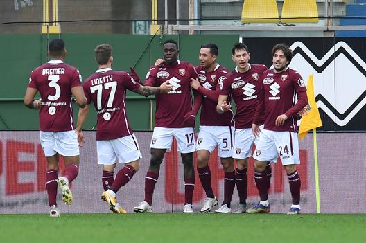PARMA, ITALY - JANUARY 03: Wilfried Singo of Torino celebrates with Armando Izzo, Simone Verdi and team mates after scoring their sides first goal during the Serie A match between Parma Calcio and Torino FC at Stadio Ennio Tardini on January 03, 2021 in Parma, Italy. Sporting stadiums around Italy remain under strict restrictions due to the Coronavirus Pandemic as Government social distancing laws prohibit fans inside venues resulting in games being played behind closed doors. (Photo by Alessandro Sabattini/Getty Images)