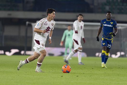 VERONA, ITALY - JANUARY 4: Emirhan Ilkhan of Torino in action during the Serie A match between Hellas Verona FC and Torino FC at Stadio Marcantonio Bentegodi on January 4, 2026 in Verona, Italy. (Photo by Stefano Guidi - Torino FC/Torino FC 1906 via Getty Images)