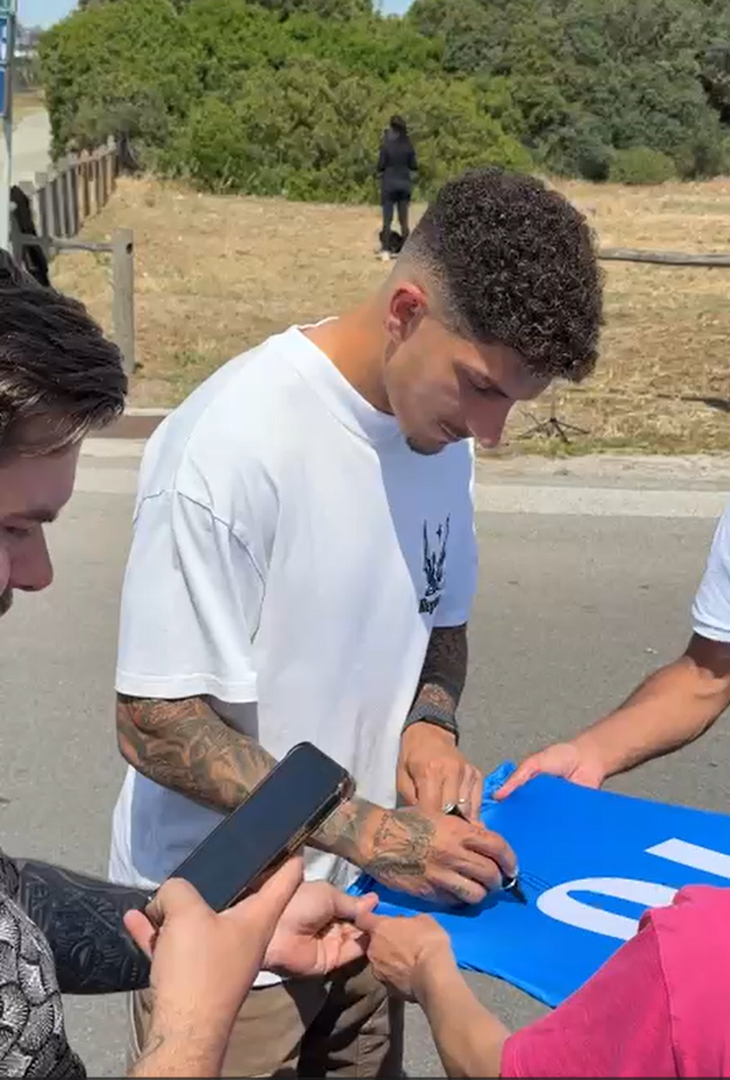 Capitan Di Lorenzo fa felici i tifosi a Castel Volturno – LA GALLERY - immagine 3
