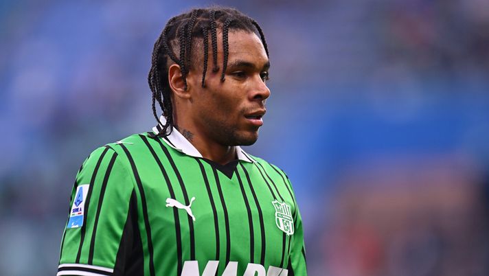 SASSUOLO, ITALY - DECEMBER 06: Armand Lauriente of US Sassuolo Calcio looks on during the Serie A match between US Sassuolo Calcio and ACF Fiorentina at Mapei Stadium Citta del Tricolore on December 06, 2025 in Sassuolo, Italy. (Photo by Alessandro Sabattini/Getty Images) laurienté napoli