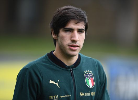 FLORENCE, ITALY - NOVEMBER 12: Sandro Tonali of Italy looks on during Italy training session at Centro Tecnico Federale di Coverciano on November 12, 2019 in Florence, Italy. (Photo by Claudio Villa/Getty Images) Italia