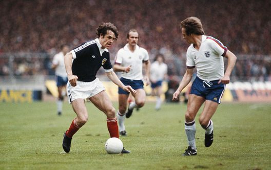 A Fullkrug manca un dente, a Joe Jordan, qui impegnato contro l'Inghilterra nel 1979, ne mancavano due...(Photo by Allsport /Getty Images) fullkrug-senza-dente-cori-tifosi-milan-come-joe-jordan