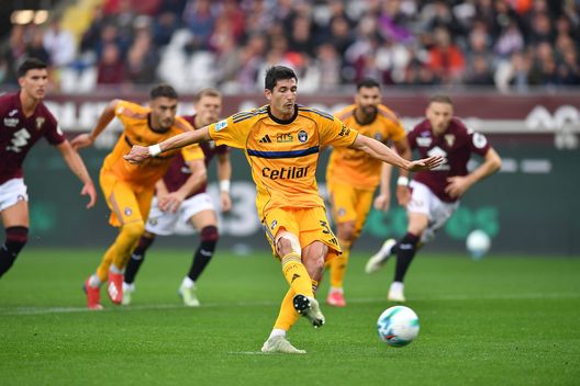 TURIN, ITALY - NOVEMBER 02: Stefano Moreo of Pisa SC scores his goal from the penalty spot during the Serie A match between Torino FC and Pisa SC at Stadio Olimpico di Torino on November 2, 2025 in Turin, Italy. (Photo by Valerio Pennicino/Getty Images) Il testacoda dei primi tempi: Milan blindato, Toro vulnerabile- immagine 3