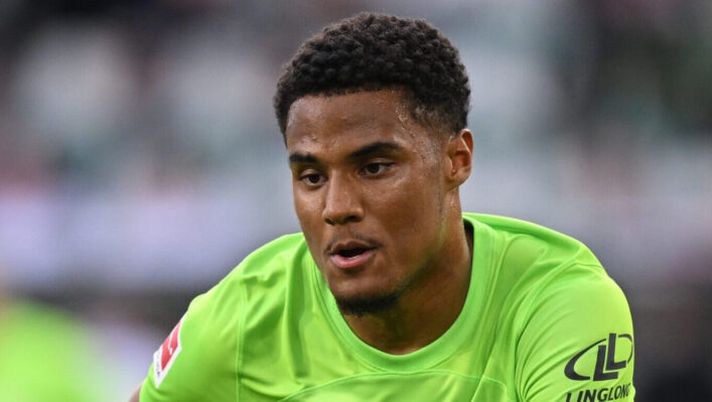 WOLFSBURG, GERMANY - APRIL 07: Amin Sarr of Wolfsburg in action during the Bundesliga match between VfL Wolfsburg and Borussia Mönchengladbach at Volkswagen Arena on April 07, 2024 in Wolfsburg, Germany. (Photo by Stuart Franklin/Getty Images) Verona, è fatta per Sarr dal Lione: cifre, formula e dettagli dell’operazione - immagine 1
