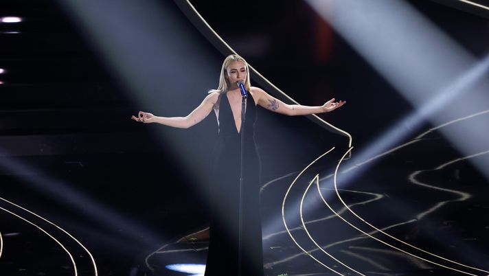 Getty Images Sanremo, esibizione ‘giallorossa’ di Mara Sattei. All’Ariston gridano: “Forza Roma!” - immagine 1