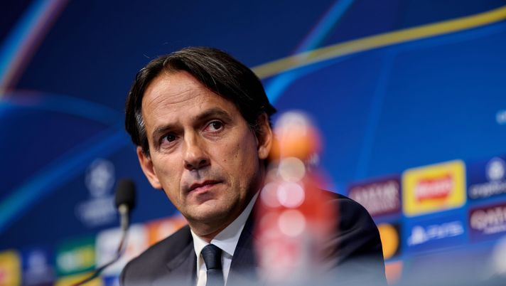 MANCHESTER, ENGLAND - SEPTEMBER 17: Head Coach Simone Inzaghi of FC Internazionale speaks with the media during the UEFA Champions League 2024/25 League press conference at City of Manchester Stadium on September 17, 2024 in Manchester, England. (Photo by Mattia Ozbot - Inter/Inter via Getty Images) Barzaghi: “Inzaghi-Inter? Verso fumata nera, contattato Fabregas. E fonti dicono che…” - immagine 1