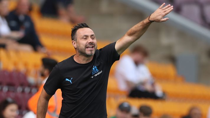 BRADFORD, ENGLAND - AUGUST 3: Roberto De Zerbi manager of Olympique Marseille gestures during the pre-season friendly match between Sunderland and Olympique Marseille at University of Bradford Stadium on August 3, 2024 in Bradford, England. (Photo by Nigel Roddis/Getty Images) Clamoroso a Marsiglia, De Zerbi a rischio esonero dopo l’eliminazione dalla Champions League - immagine 1