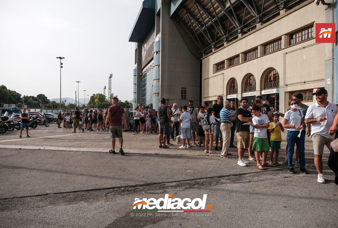 FOTO Palermo, le impronte rosa sul murales del ‘Renzo Barbera’ (Gallery) - immagine 18