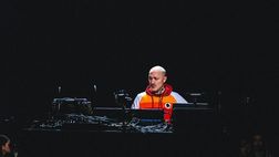 Paul Kalkbrenner sorprende i fan: sale sul palco di Bucarest con la felpa della Roma