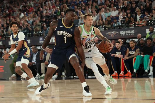 MELBOURNE, AUSTRALIA - OCTOBER 05: Nathan Sobey of SE Phoenix handles the ball against Zion Williamson of the Pelicans during the NBAxNBL match between South East Melbourne Phoenix and New Orleans Pelicans at Rod Laver Arena on October 05, 2025 in Melbourne, Australia. (Photo by Kelly Defina/Getty Images) Wizards-Pelicans in diretta live: orario, analisi della partita e dove vederla- immagine 5