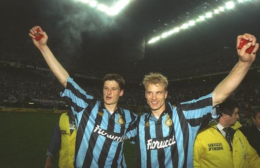11 maggio 1994: Wim Jonk e Dennis Bergkamp festeggiano la vittoria della Coppa UEFA dell'Inter. Crediti obbligatori: Shaun Botterill/Allsport Ajax-Inter, quanti doppi ex: da Bergkamp ad Onana passando per Ibrahimović- immagine 2