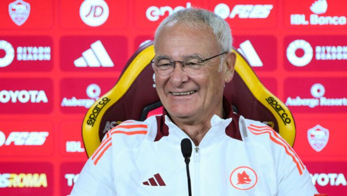 ROME, ITALY - FEBRUARY 06: AS Roma coach Claudio Ranieri during press Conference at Centro Sportivo Fulvio Bernardini on February 06, 2025 in Rome, Italy. (Photo by Luciano Rossi/AS Roma via Getty Images) Ranieri: “Cosa filtra su Dovbyk per il Como! Hummels, Saelemaekers, Gourna, Gasp e il nuovo mister…” - immagine 1