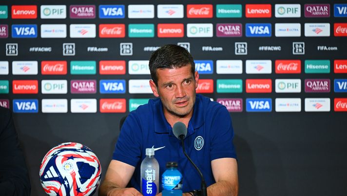 PASADENA, CALIFORNIA - JUNE 16: Head Coach Cristian Chivu of FC Internazionale speaks to the media during the Press Conference ahead of the FIFA Club World Cup 2025 group stage match between Monterrey and FC Internazionale at Rose Bowl Stadium on June 16, 2025 in Pasadena, California. (Photo by Mattia Pistoia - Inter/Inter via Getty Images) Inter, Chivu: “Thuram e Lautaro stanno bene. In campo anche i nuovi” - immagine 1