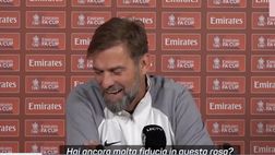 VIDEO / Klopp interrotto dai cori dei tifosi: “Di chi è stata l’idea di parlare qui?”