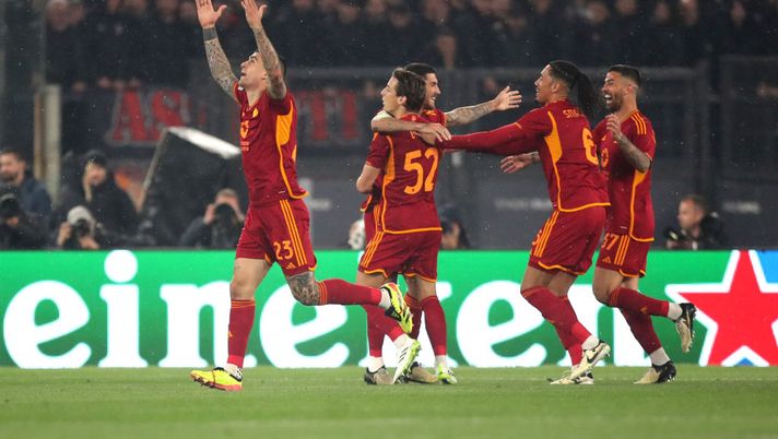 ROME, ITALY - APRIL 18: Gianluca Mancini of AS Roma celebrates scoring his team's first goal during the UEFA Europa League 2023/24 Quarter-Final second leg match between AS Roma and AC Milan at Stadio Olimpico on April 18, 2024 in Rome, Italy. (Photo by Francesco Pecoraro - Paolo Bruno/Getty Images) Mancini, la Sud, la multa e lo sport inclusivo - immagine 1