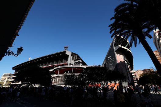 Vista generale dall'esterno dello stadio Mestalla (Photo by Clive Brunskill/Getty Images) Valencia-Levante, la supremazia dei Che e la rivoluzione delle Granotes al centro del “Derbi del Turia”- immagine 2