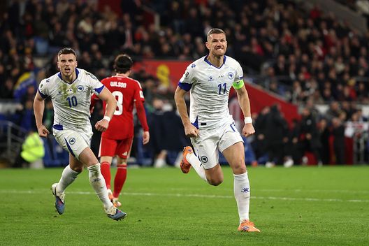 Cardiff, Galles - 26 marzo 2026: Edin Dzeko della Bosnia-Erzegovina esulta dopo aver segnato nella partita per i Play-off per i Mondiali tra Galles e Bosnia-Erzegovina al Cardiff City Stadium. (Foto di Warren Little/Getty Images) Bosnia-Erzegovina contro Italia, i giocatori che possono trascinare le due Nazionali- immagine 4