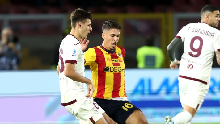 LECCE, ITALY - OCTOBER 28: Joan Gonzalez of Lecce competes for the ball with Gvidas Gineitis of Torino during the Serie A TIM match between US Lecce and Torino FC at Stadio Via del Mare on October 28, 2023 in Lecce, Italy. (Photo by Maurizio Lagana/Getty Images) Joan Gonzalez si ritira a 23 anni: ‘Uno dei giorni più difficili della mia vita’ - immagine 1