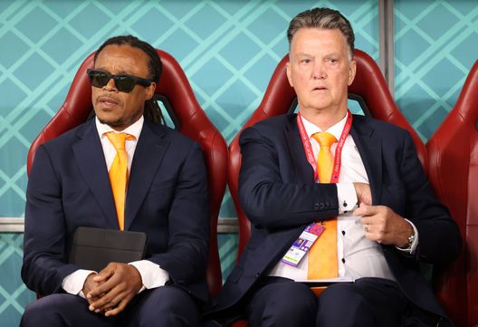 Van Gaal insieme ad Edgar Davids, durante il Mondiale del 2022 con l'Olanda. (Foto di Michael Steele/Getty Images) Louis Van Gaal sorride: “Sono guarito dal cancro ma non allenerò più un club”- immagine 2