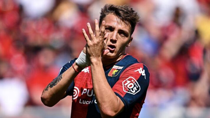 GENOA, ITALY - MAY 12: Mateo Retegui of Genoa reacts during the Serie A TIM match between Genoa CFC and US Sassuolo at Stadio Luigi Ferraris on May 12, 2024 in Genoa, Italy. (Photo by Simone Arveda/Getty Images) Retegui: “Vicino all’Atletico, Genoa scelta giusta. Buongiorno un animale fisicamente” - immagine 1