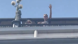 McTominay, il saluto ai tifosi azzurri assiepati all’esterno dell’Hotel Parker’s