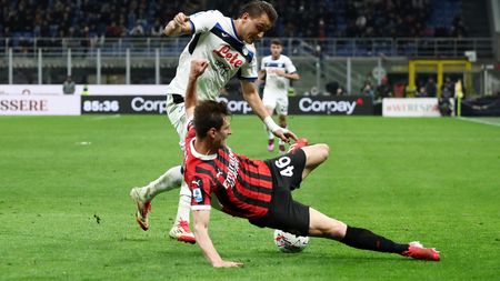 MILAN, ITALY - APRIL 20: Mateo Retegui of Atalanta is challenged by Matteo Gabbia of AC Milan during the Serie A match between AC Milan and Atalanta at Stadio Giuseppe Meazza on April 20, 2025 in Milan, Italy. (Photo by Marco Luzzani/Getty Images)
