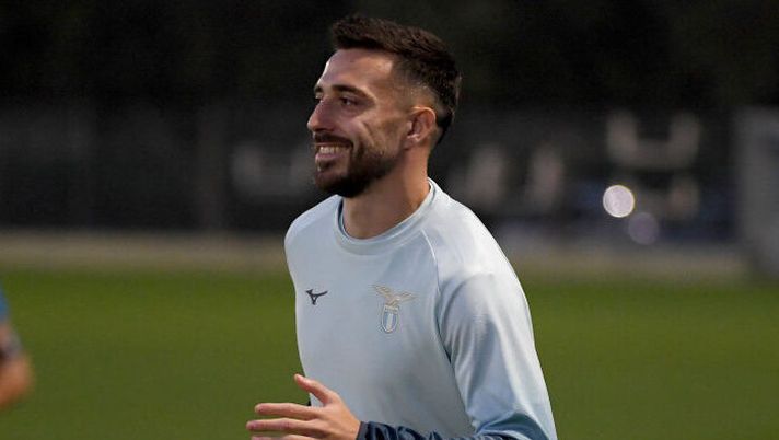 ROME, ITALY - NOVEMBER 06: Mario Gila of SS Lazio during the UEFA Europa League 2024/25 League Phase MD4 training and press conference at on November 06, 2024 in Rome, Italy. (Photo by Marco Rosi - SS Lazio/Getty Images) Il Napoli spinge per Gila: è il prescelto di Allegri, la futura rivendita al Real Madrid… - immagine 1