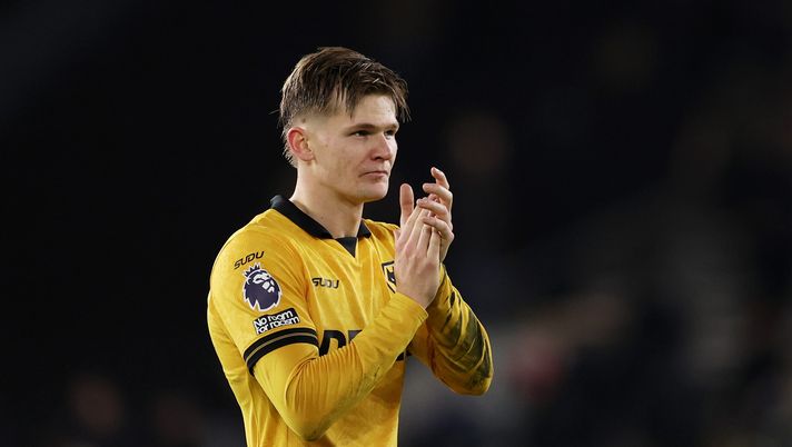 WOLVERHAMPTON, ENGLAND - DECEMBER 20: David Moller Wolfe of Wolverhampton Wanderers applauds fans after the Premier League match between Wolverhampton Wanderers and Brentford at Molineux on December 20, 2025 in Wolverhampton, England. (Photo by Naomi Baker/Getty Images) Massara cerca l’esterno: spunta Moller Wolfe. Fortini rimandato a giugno - immagine 1