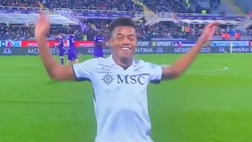 VIDEO Neres spicca il volo: l’eccentrica esultanza dopo il gol