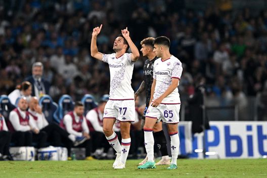 NAPLES, ITALY - OCTOBER 08: Josip Brekalo of ACF Fiorentina celebrates after scoring the team's first goal during the Serie A TIM match between SSC Napoli and ACF Fiorentina at Stadio Diego Armando Maradona on October 08, 2023 in Naples, Italy. (Photo by Francesco Pecoraro/Getty Images) Fiorentina-Empoli, la probabile formazione: Nico c’è. Ikonè o spazio a Brekalo?- immagine 2