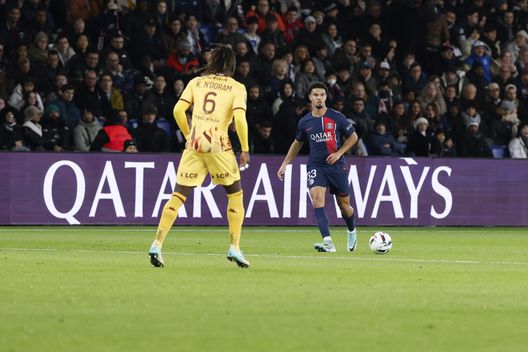 PARIS, FRANCE - DECEMBER 20: Warren Zaire Emery #33 of Paris Saint-Germain controls the ball against Kevin N Doram #6 of FC Metz during the Ligue 1 Uber Eats match between Paris Saint-Germain and FC Metz at Parc des Princes on December 20, 2023 in Paris, France. (Photo by Catherine Steenkeste/Getty Images for Qatar Airways ) Brest-Metz, scopri come vederla: lo streaming gratis live- immagine 2