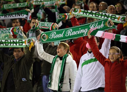 SANTANDER, SPAGNA – 6 NOVEMBRE: i tifosi del Racing Santander tifano per la loro squadra durante la partita del girone A di Coppa UEFA tra Racing Santander e Schalke 04 allo stadio El Sardinero il 6 novembre 2008 a Santander, Spagna. (Foto di Jasper Juinen/Getty Images) Lutto per il Racing: tifoso perde la vita dopo una discussione con un supporter dell’Albacete- immagine 2