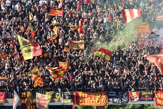 LECCE, ITALY - OCTOBER 02: Supporters of Lecce during the Serie A match between US Lecce and US Cremonese at Stadio Via del Mare on October 02, 2022 in Lecce, Italy. (Photo by Maurizio Lagana/Getty Images) Atalanta-Lecce si gioca. Gli ultras nerazzurri scioperano: “La morte merita rispetto”- immagine 2
