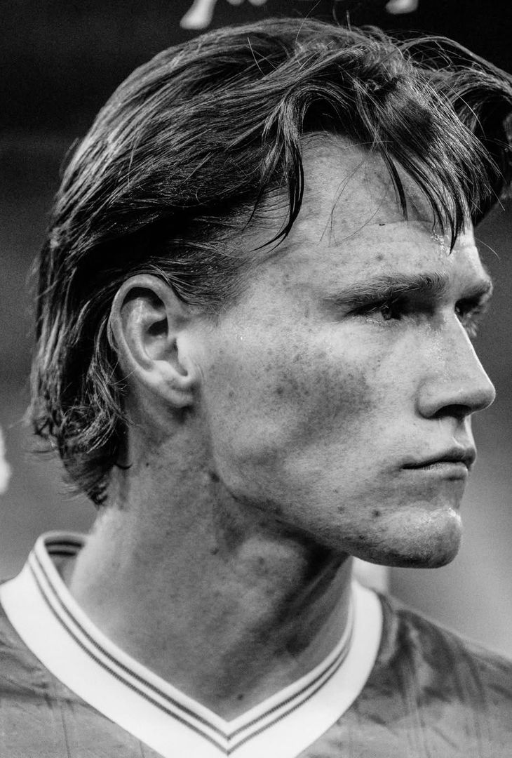 L'esaltazione fulminea generata dal gol-lampo di McTominay e lo spirito di sacrificato mostrato dagli azzurri nell'arco dell'intera gara: due sensazioni umane che vanno a comporre il riassunto 'in bianco e nero' di Cagliari-Napoli realizzato dall'admin dell'account Instagram della compagine partenopea.