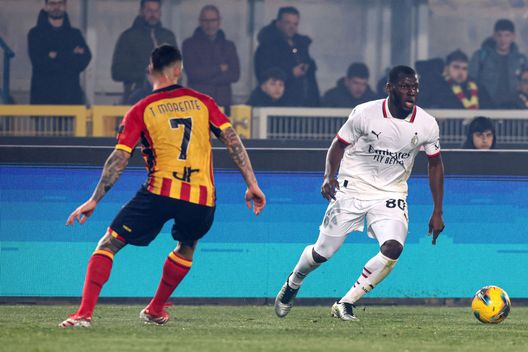 LECCE, ITALY - MARCH 08: Tete Morente del Lecce contende la palla con Yunus Musah del Milan durante la partita di Serie A allo Stadio Via del Mare. (Photo by Maurizio Lagana/Getty Images) Lecce-Pisa, dove vedere la partita in diretta tv e streaming LIVE- immagine 2