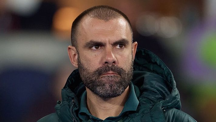 VERONA, ITALY - FEBRUARY 06: Paolo Sammarco, Interim Head Coach of Hellas Verona looks on during the Serie A match between Hellas Verona FC and Pisa SC at Stadio Marcantonio Bentegodi on February 06, 2026 in Verona, Italy. (Photo by Emmanuele Ciancaglini/Getty Images) Sammarco: “La scelta su Bernede, Lovric e Valentini, come stanno Kotchap e Belghali! Suslov e Bowie…” - immagine 1