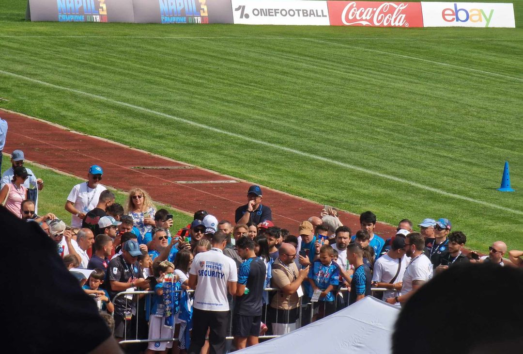 GALLERY Mattinata di autografi sul campo di Carciato per Simeone e Raspadori - immagine 4