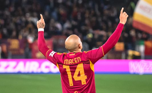Roma, Malen domina il Cagliari: tap-in e cucchiaio davanti a Totti (2-0). Juve agganciata- immagine 2