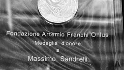 Massimo Sandrelli premiato con la Medaglia d’Onore Artemio Franchi