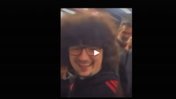 VIDEO / Follia a Old Trafford: aggredito il tifoso della sfida social “The United Strand”