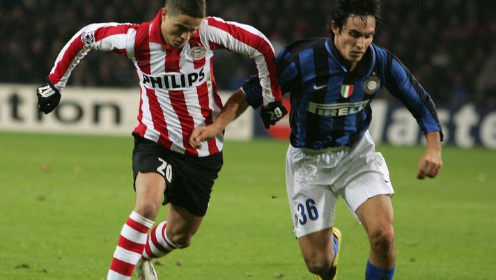 EINDHOVEN, NETHERLANDS - DECEMBER 12: Francesco Bolzoni of Inter Milan tries to tackle Ibrahim Afellay of PSV Einhoven during the UEFA Champions League Group G match between PSV Einhoven and Inter Milan at the Philips Stadium on December 12, 2007 in Eindhoven, Netherlands. (Photo by Ian Walton/Getty Images) Bolzoni Inter