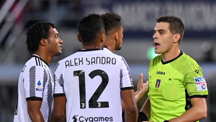 BOLOGNA, ITALY - APRIL 30: Juan Cuadrado and Alex Sandro of Juventus protest towards Referee, Simone Sozza after he awards a penalty to Bologna FC during the Serie A match between Bologna FC and Juventus at Stadio Renato Dall'Ara on April 30, 2023 in Bologna, Italy. (Photo by Alessandro Sabattini/Getty Images) Fiorentina-Roma: torna l’internazionale Sozza - immagine 1