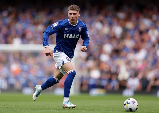 IPSWICH, INGHILTERRA - 30 AGOSTO: Leif Davis dell'Ipswich Town durante la partita di Sky Bet Championship tra Ipswich Town e Derby County al Portman Road il 30 agosto 2025 a Ipswich, Inghilterra. (Foto di Harry Murphy/Getty Images) Middlesbrough-Ipswich: streaming gratis, diretta TV e probabili formazioni- immagine 3