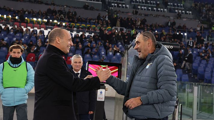 ROME, ITALY - DECEMBER 04: Head coach of AC Milan Massimiliano Allegri shakes hands with head coach of SSlazio Maurizio Sarri before the Coppa Italia match between SS Lazio and AC Milan at Olimpico Stadium on December 04, 2025 in Rome, Italy. (Photo by Claudio Villa/AC Milan via Getty Images) Lazio-Milan è Sarri contro Allegri: i precedenti tra i due tecnici - immagine 1