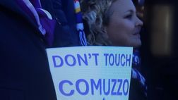 FOTO Il difensore entra al 57′, il messaggio della curva viola: “Non toccare Comuzzo”