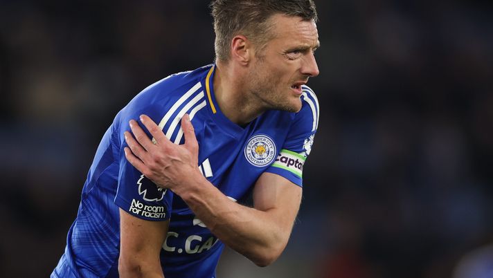 LEICESTER, ENGLAND - APRIL 07: Jamie Vardy of Leicester City reacts to a shoulder injury in the game during the Premier League match between Leicester City FC and Newcastle United FC at The King Power Stadium on April 07, 2025 in Leicester, England. (Photo by Alex Pantling/Getty Images) Clamoroso Genoa, Vardy a un passo ma il suo arrivo è saltato all’ultimo – Repubblica - immagine 1