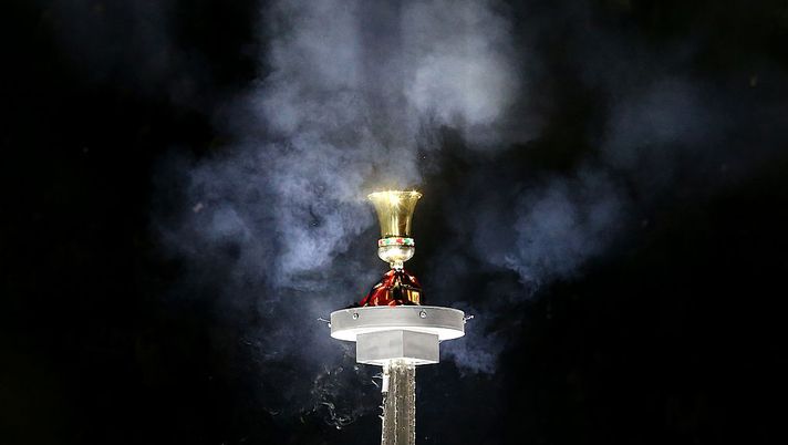 ROME, ITALY - MAY 14: The Coppa Italia trophy is seen on a plinth prior to the Coppa Italia Final match between AC Milan and Bologna at Stadio Olimpico on May 14, 2025 in Rome, Italy. (Photo by Paolo Bruno/Getty Images) Milan-Lecce in tv