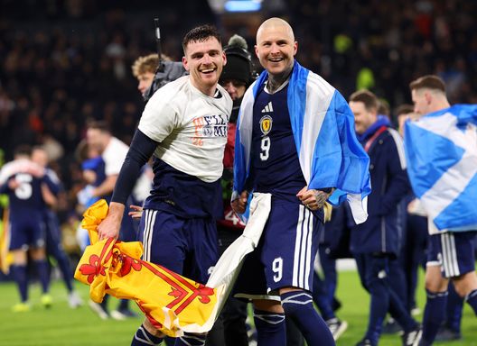 Lyndon Dykes e Andy Robertson festeggiano la qualificazione al Mondiale 2026. (Foto di Ian MacNicol/Getty Images) Scozia ai Mondiali, il primo pensiero di Robertson è per Diogo Jota: “Oggi era con me”- immagine 3
